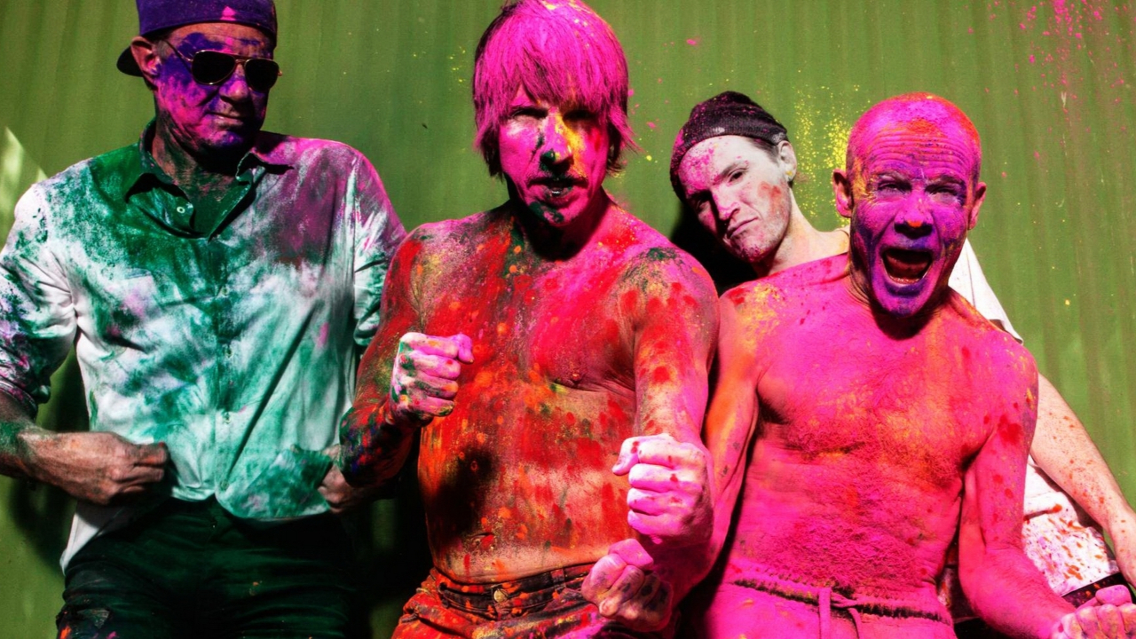 Red Hot Chili Peppers : le bassiste du groupe regrette d'avoir cass&eacute; autant de basses en concert
