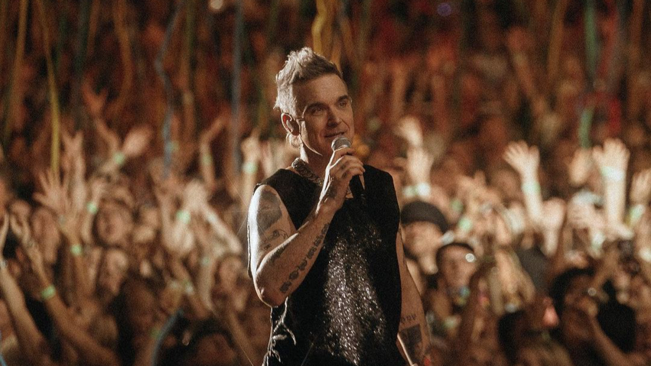 Robbie Williams rend hommage à sa fan décédée : "Ça me brise le coeur"