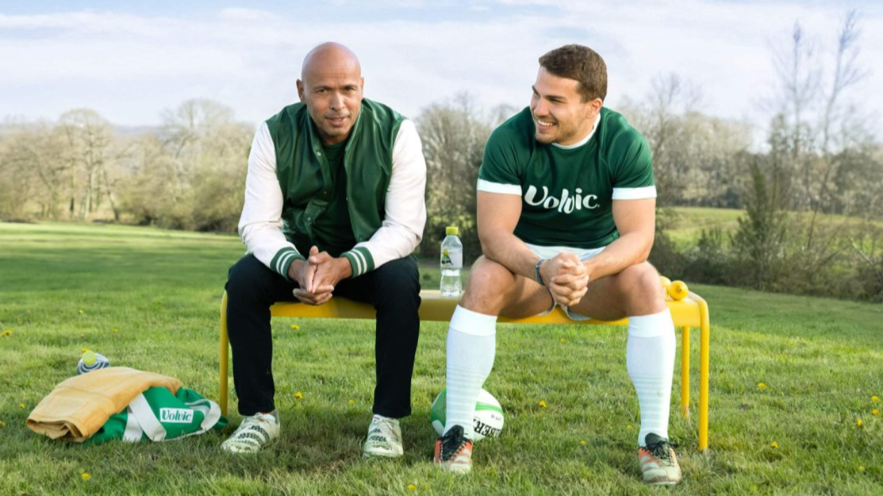 "Rugby à Zeste" : Éric Judor donne des conseils à Antoine Dupont dans une pub décalée pour Volvic "Rugby à Zeste" : Éric Judor donne des conseils à Antoine Dupont dans une pub décalée pour Volvic
