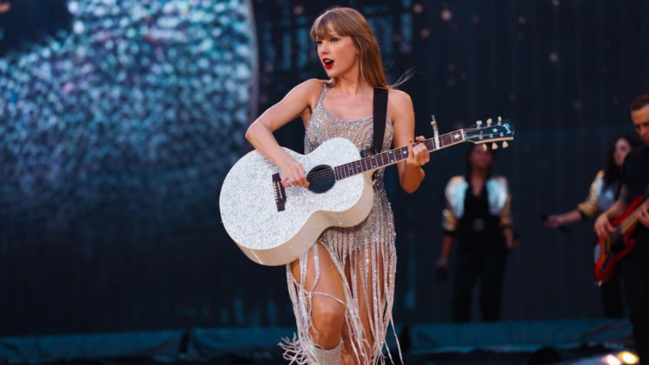 Taylor Swift : une de ses guitares a été vendue plus de 120 000 dollars ! Taylor Swift : une de ses guitares a été vendue plus de 120 000 dollars !