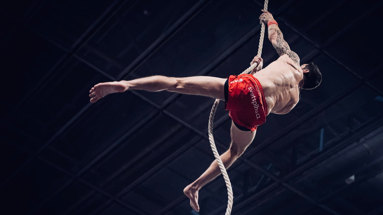 Un Clermontois pulvérise le record de France de grimper de corde (VIDÉO)