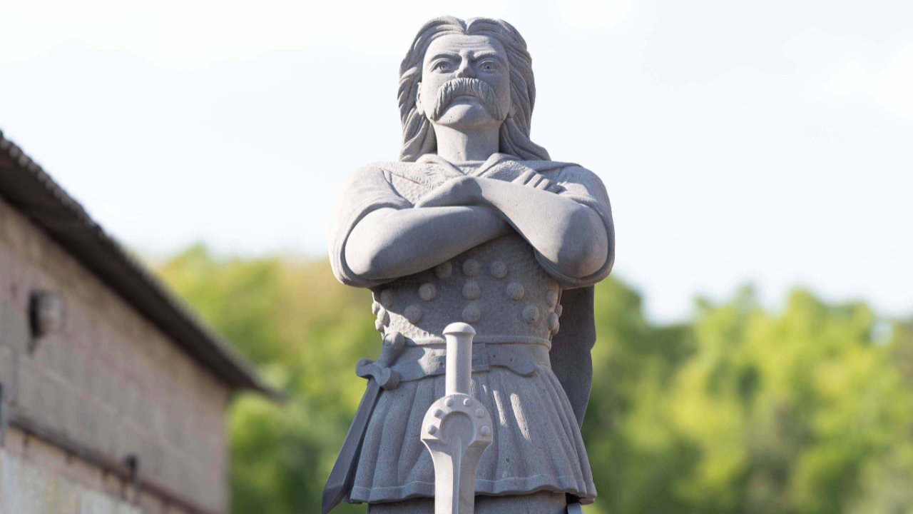 Une statue géante d’un Gaulois va défiler dans les rues de Clermont-Ferrand : découvrez où !