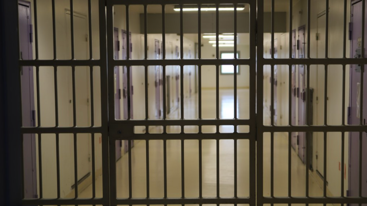 Vichy : accusé d’avoir poignardé une femme transgenre qui l’hébergeait, un jeune sdf de 18 ans reste en prison Vichy : accusé d’avoir poignardé une femme transgenre qui l’hébergeait, un jeune sdf de 18 ans reste en prison