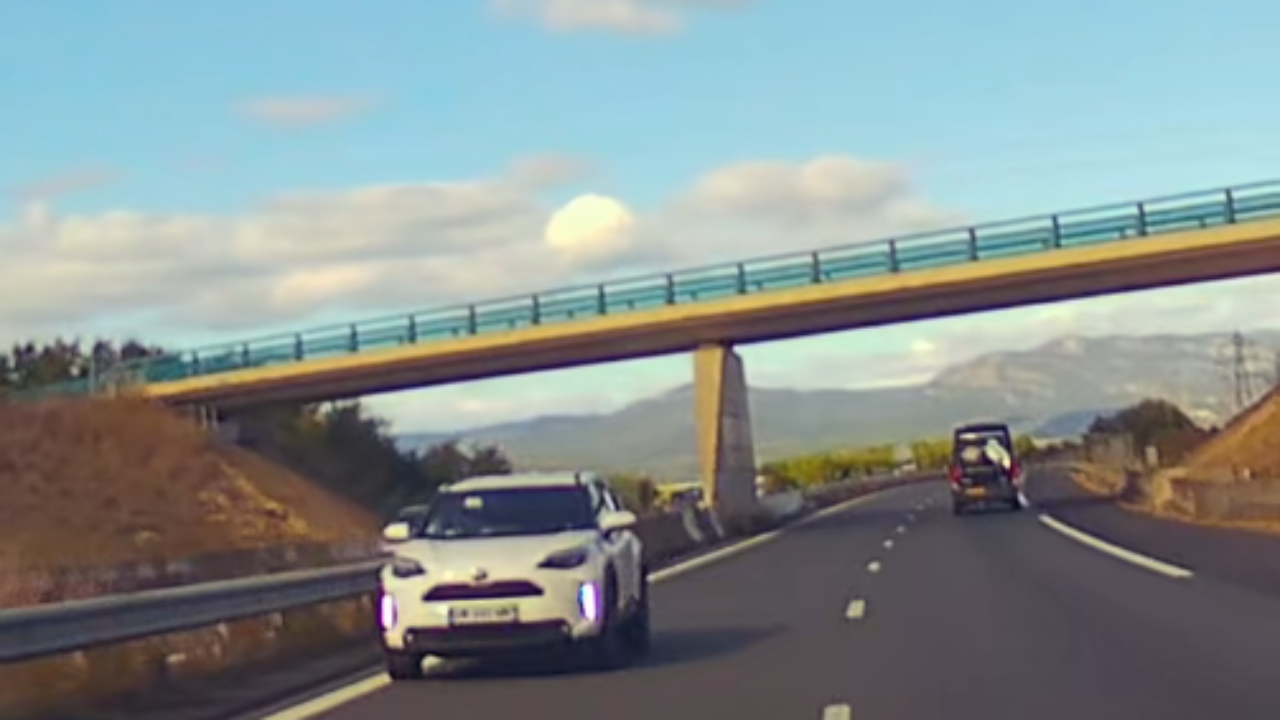 VIDÉO - Des Auvergnats frôlent l'accident avec une voiture à contresens sur l'A75 VIDÉO - Des Auvergnats frôlent l'accident avec une voiture à contresens sur l'A75