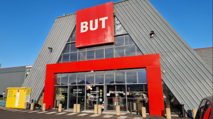 A Aubi&egrave;re, elle paye avec de faux ch&egrave;ques et son mari prend la fuite