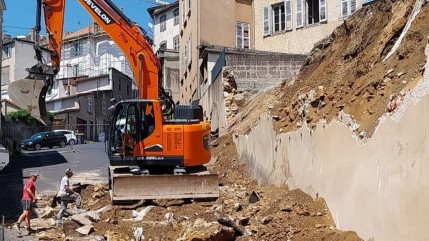 A Thiers, un mur s'effondre sur la route... juste avant sa réparation A Thiers, un mur s'effondre sur la route... juste avant sa réparation