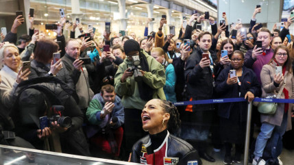 Alicia Keys : découvrez les images de son concert surprise dans une gare de Londres Alicia Keys : découvrez les images de son concert surprise dans une gare de Londres