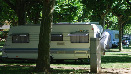 Allier : le camping-car tangue dans un rond-point, une passagère éjectée par la porte et grièvement blessée
