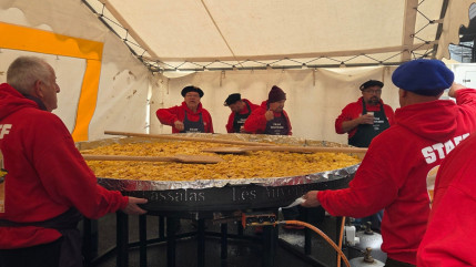 Au Mont-Dore, une truffade g&eacute;ante de 380 kg pr&eacute;par&eacute;e devant pr&egrave;s de 2 000 curieux