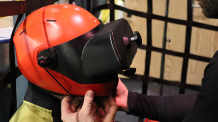 Avec un casque VR, on a testé un vol au-dessus de la Chaîne des Puys à Flyin Clermont (63) Avec un casque VR, on a testé un vol au-dessus de la Chaîne des Puys à Flyin Clermont (63)