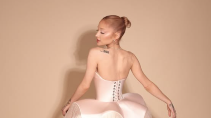 Avec un court-métrage splendide, Ariana Grande met en avant la version deluxe de son album ! Avec un court-métrage splendide, Ariana Grande met en avant la version deluxe de son album !