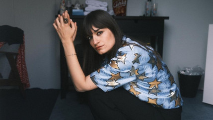 Clara Luciani : à un mois, son fils s'habille déjà comme maman Clara Luciani : à un mois, son fils s'habille déjà comme maman