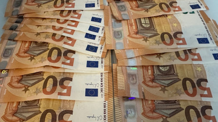 Clermont-Ferrand : le dealer voit arriver la police, il jette des centaines d'euros en l'air Clermont-Ferrand : le dealer voit arriver la police, il jette des centaines d'euros en l'air