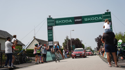 Critérium du Dauphiné : Jonathan Milan prend le maillot jaune à Issoire, Romain Bardet se fait plaisir !