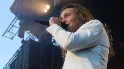 Dans l'effervescence du World Festival Ambert avec Julien Doré et le public