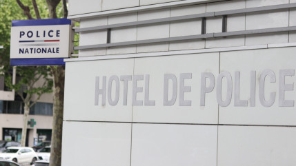 Devant le commissariat de Clermont-Ferrand, il frappe sa compagne et la bouscule près du tram