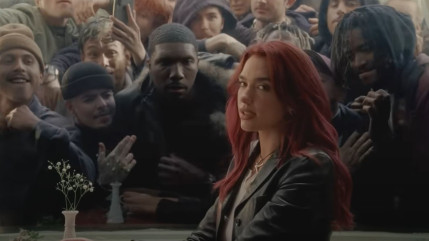 Dua Lipa dévoile le clip de "Training Season" Dua Lipa dévoile le clip de "Training Season"