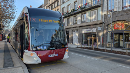 Entre retard des tram-bus et +40 % de voyageurs... Premier bilan mitig&eacute; pour le nouveau r&eacute;seau T2C &agrave; Clermont-Ferrand