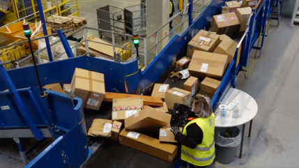 ESCAPADES EN AUVERGNE : Immersion dans la plateforme de tri des colis de La Poste !