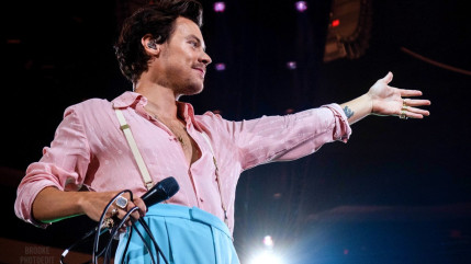 Harry Styles attaqué en plein concert ! Harry Styles attaqué en plein concert !