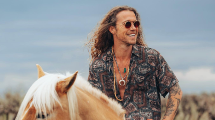 Julien Doré en Camargue avec son fils : rare cliché de son petit garçon à la plage