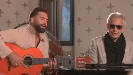 Kendji Girac et Andrea Bocelli unissent leurs voix dans "Je vis pour elle" Kendji Girac et Andrea Bocelli unissent leurs voix dans "Je vis pour elle"