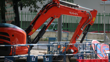 Près de Clermont-Ferrand : une pelleteuse volée termine sa course dans une maison