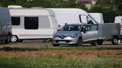 Puy-de-D&ocirc;me : apr&egrave;s plusieurs jours de n&eacute;gociations, 25 caravanes quittent le terrain de football d&rsquo;Orcet