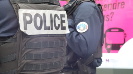 Puy-de-Dôme : un homme se serait masturbé dans des bus, près d'adolescentes Puy-de-Dôme : un homme se serait masturbé dans des bus, près d'adolescentes