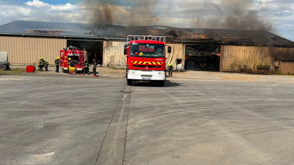Puy-de-D&ocirc;me : un hangar agricole de 1 200 m&sup2; ravag&eacute; par un incendie &agrave; Ennezat
