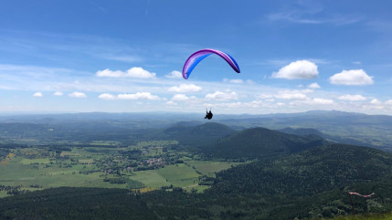 Puy-de-Dôme : un parapentiste chute et atterrit dans les arbres