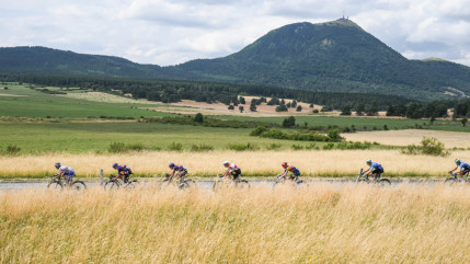 Tour de France : Simon Yates remporte la 10e étape dans le Puy-de-Dôme, Ben Healy récupère le maillot jaune