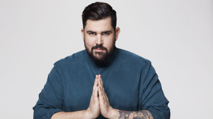 "Un beau fils de" : Artus réagit à la vidéo du policier frappant un homme en fauteuil à Clermont-Ferrand