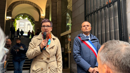 Un rassemblement r&eacute;publicain devant la mairie de Clermont-Ferrand