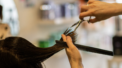 Vos cheveux peuvent d&eacute;sormais aider votre coiffeur &agrave; financer son engagement &eacute;cologique