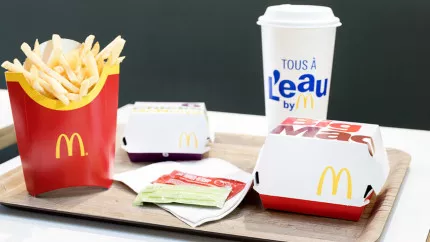 Les emballages jetables remplacés par de la vaisselle réutilisable dans les fast-foods Les emballages jetables remplacés par de la vaisselle réutilisable dans les fast-foods