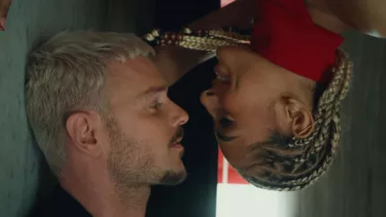 M. Pokora dévoile le clip de son nouveau single, « Déjà Volé » (vidéo) M. Pokora dévoile le clip de son nouveau single, « Déjà Volé » (vidéo)