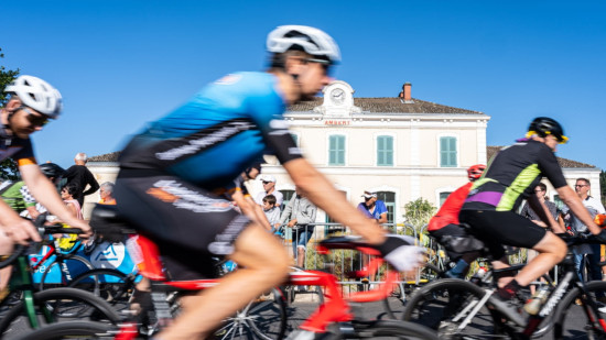 Avec 3.000 participants, la cyclosportive Les Copains sillonne les routes du Puy-de-D&ocirc;me