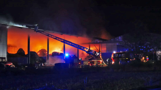 Brioude : un b&acirc;timent agricole de 800 m&sup2; pris dans les flammes
