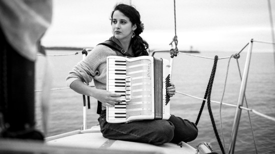 Une chanteuse clermontoise a r&eacute;alis&eacute; des clips musicaux &agrave; travers le monde pour sa "Carta de Navegaci&oacute;n"