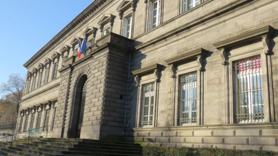 Il croise l&rsquo;agresseur sexuel pr&eacute;sum&eacute; de sa fille &agrave; la cour d&rsquo;appel de Riom et lui brise le nez