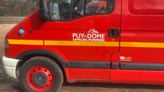 Lezoux : des voitures d&eacute;truites apr&egrave;s l'incendie d'une grange dans le centre-ville