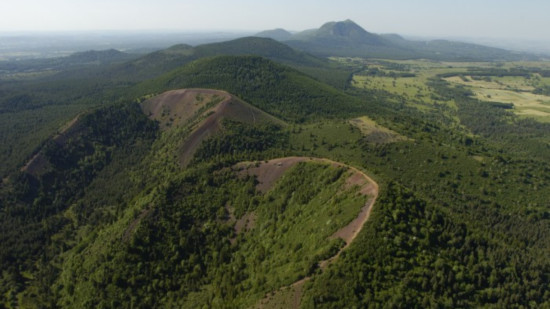 Pourquoi ces deux volcans de la cha&icirc;ne des Puys ont besoin de travaux avant l'&eacute;t&eacute; ?