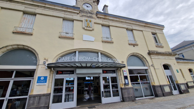 Devant la gare de Riom, deux adolescents rackettent des passants avec des armes