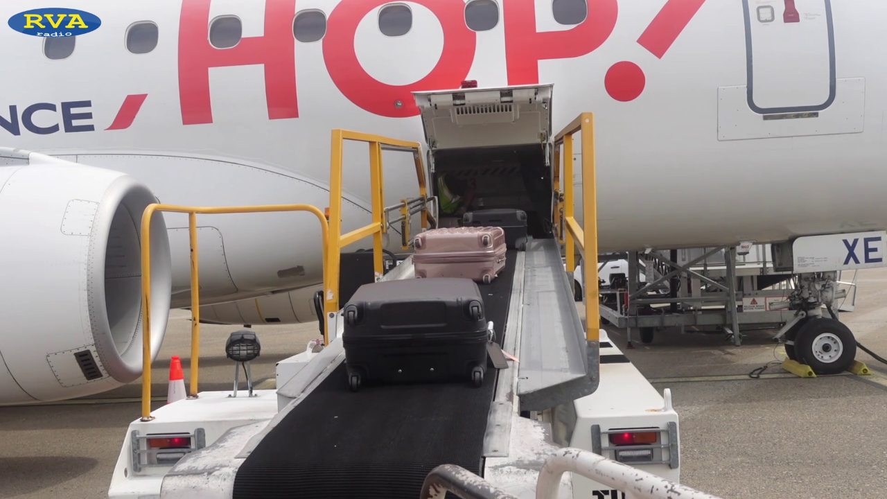 ESCAPADE EN AUVERGNE - On suit une valise jusqu'à l'avion à l'aéroport Clermont-Ferrand Auvergne (63)