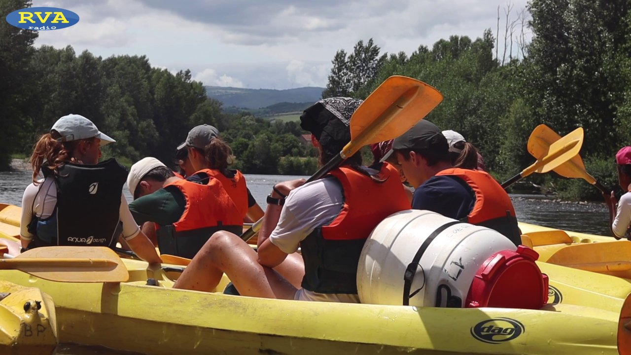 ESCAPADES EN AUVERGNE - Au fil de l'Allier sur un canoé, une activité d'été abordable à Parentignat (63) ESCAPADES EN AUVERGNE - Au fil de l'Allier sur un canoé, une activité d'été abordable à Parentignat (63)