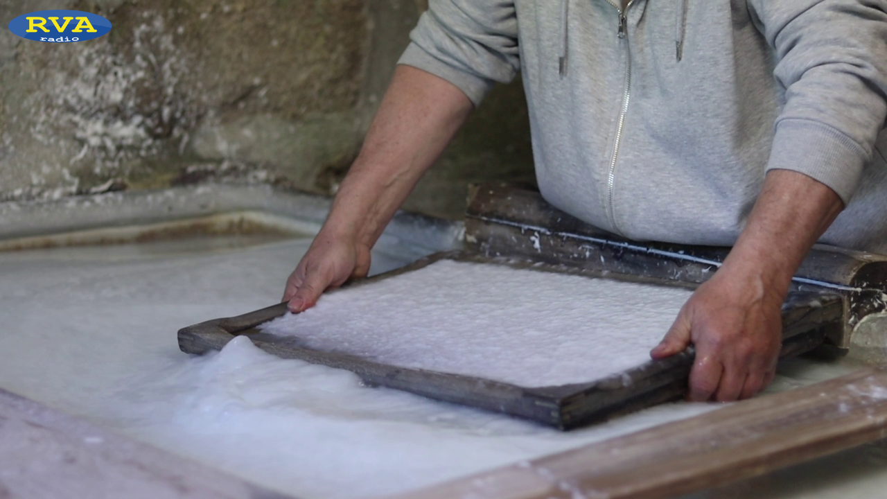 ESCAPADES EN AUVERGNE - Au moulin Richard de Bas on fabrique du papier depuis des siècles à Ambert (63)