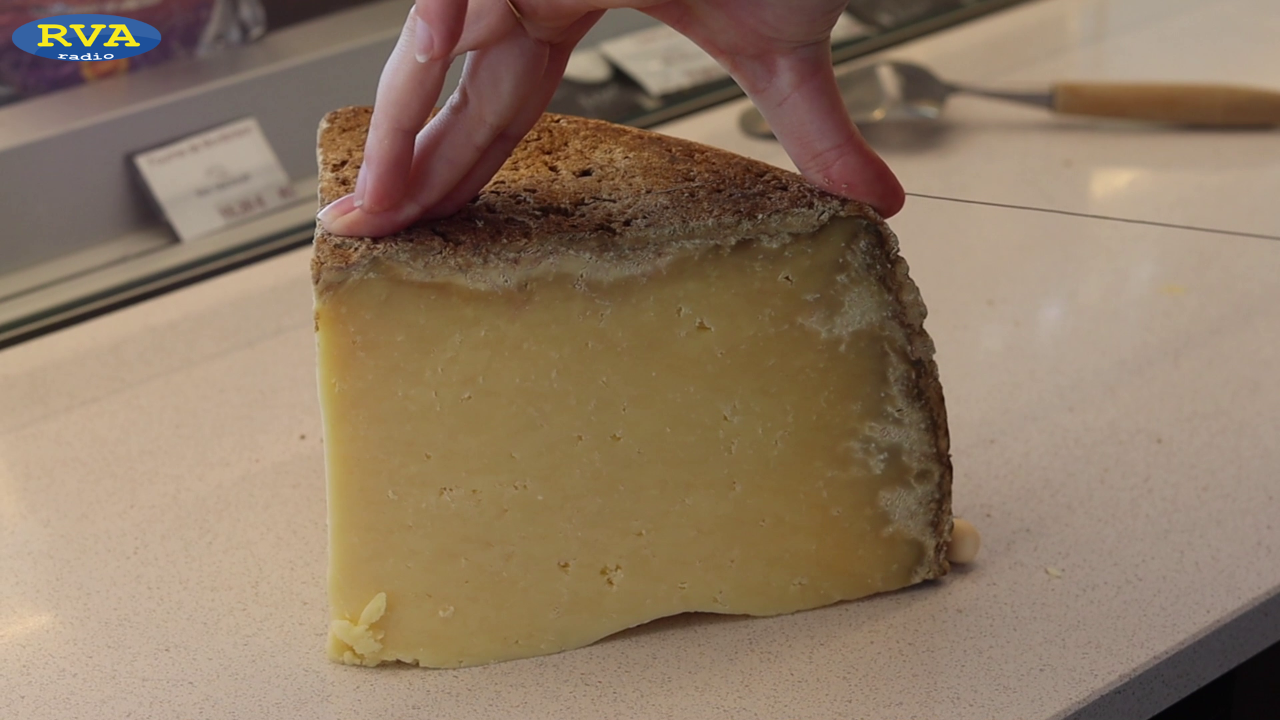 ESCAPADES EN AUVERGNE - Comment la fromagerie Dischamp à Saint-Flour (15) fabrique-t-elle du Cantal ? ESCAPADES EN AUVERGNE - Comment la fromagerie Dischamp à Saint-Flour (15) fabrique-t-elle du Cantal ?