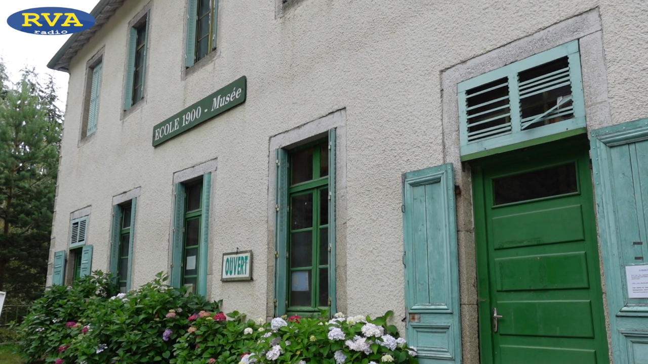 ESCAPADES EN AUVERGNE - Derrière les pupitres de l’école 1900 ESCAPADES EN AUVERGNE - Derrière les pupitres de l’école 1900