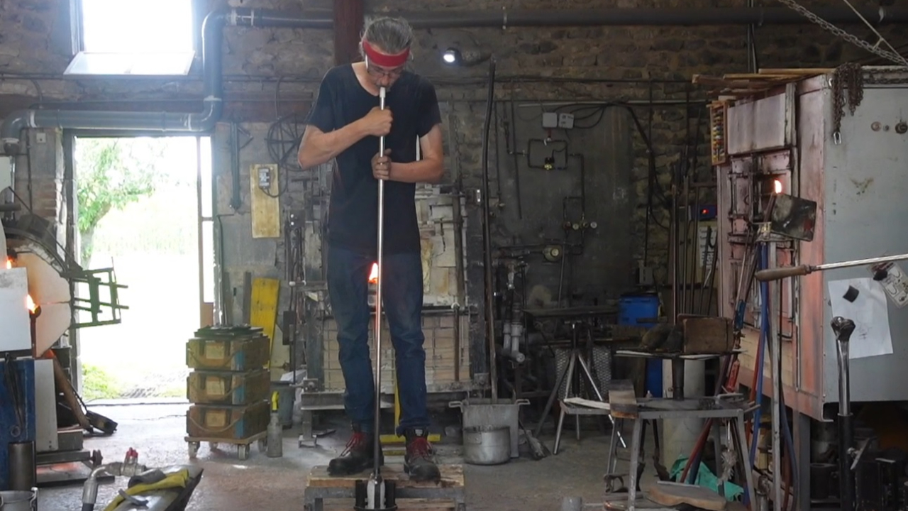 ESCAPADES EN AUVERGNE - La Verrerie du Marais à Riom, dans l'atelier d'un souffleur de verre ESCAPADES EN AUVERGNE - La Verrerie du Marais à Riom, dans l'atelier d'un souffleur de verre